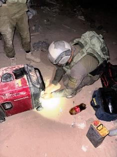 סיפור המלחמה של רס"ר במילואים אליהו הדוקטור של הגנרטורים מספר על שירותו במשך 7 שנים בחטיבת הקומנדו בחלק מהזמן במילואים, סיפור של מקצועיות ויסודיות בעבודה